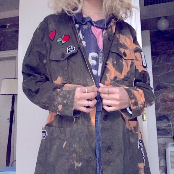 olive-colored jacket army looking but bleached 🧩🪖 - Picture 1 of 7